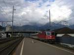 Eine Re4/4 fhrt mit einem EuroCity durch Brunnen.