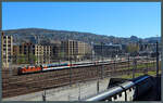 Mit dem IC 488 nach Singen verlässt 420 153 der SBB am 18.04.2022 Zürich HB. Hinter der Lok läuft ein Panoramawagen mit.