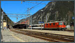 Seit der Inbetriebnahme des Gotthard-Basistunnels ist es auf der Bergstrecke ruhig geworden. Neben den stündlichen Interregios verkehrt als einziger lokbespannter Personenzug der Gotthard-PanoramaExpress mit einem Zugpaar. Nach kurzem Halt in Göschenen fährt der von Re 4/4 II Nr. 11199 gezogene PE 3093 gleich in den Scheiteltunnel ein. (18.04.2022)