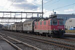 Re 420 277-6 durchfährt den Bahnhof Rupperswil. Die Aufnahme stammt vom 07.02.2022.