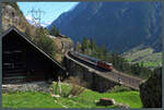 Re 4/4 II Nr. 11199 zieht am 20.04.2022 den Gotthard-PanoramaExpress talwärts über die mittlere Meienreussbrücke bei Wassen.