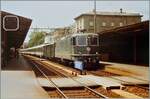 Die SBB Re 4/4 II 11335 fährt mit dem IC 123 von Genève nach St.Gallen ohne Halt in Aarau durch. Dies (nicht sonderlich gelungene) Bild zu zeigen, liegt an der grünen Re 4/4 II 11335. Das folgende Bild zeigt den Grund dafür...

Analogbild vom 29. Mai 1984