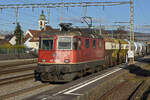 Re 420 322-0 durchfährt den Bahnhof Rupperswil.