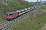 Re 420 121-5 mit den Wagen des IC 487, Singen (Hohentwiel) - Zürich, wurde am 16.04.2022 kurz nach dem Beginn der Fahrt fotografiert