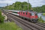 Re 4/4 II 11159 ist mit dem NJ aus Amsterdam beschäftigt, aufgenommen beim Überqueren der Reussbrücke bei Turgi AG am Morgen des 22.05.2022.