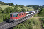 Re 4/4 II 11154 mit dem NJ aus Amsterdam unterwegs in Richtung Zürich HB, aufgenommen bei Hornussen AG am Morgen des 11.06.2022.