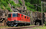 Dampf am Gotthard: Als Rahmenprogramm folgt die Re 4/4 11156 dem TEE II 1053  Gottardo  am 18. Juni 2022 von Zürich nach Lugano. Hier beim Verlassen des Maienkreuztunnels (78 m) oberhalb von Wassen. (Foto: Ferdinand Kümmel)