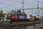 Die Re 420 268-5 durchfährt mit dem Containertragwagen 33 85 4505 173-6 CH-WASCO den Bahnhof Pratteln.