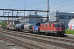 Re 420 318-8 und die Eem 923 029-3 durchfahren den Bahnhof Rupperswil.