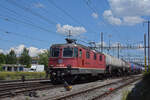 Re 420 327-9 durchfährt den Bahnhof Pratteln.