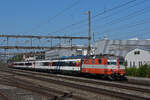 Re 4/4 II 11109 durchfährt den Bahnhof Rupperswil.