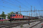 Re 420 245-3 durchfährt den Bahnhof Pratteln.