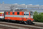 Re 4/4 II 11109 durchfährt den Bahnhof Rupperswil.