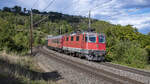 Re 4/4 II 11173 des DSF legt sich in Villnachern elegant in die Kurve, aufgenommen am Abend des 20.08.2022.