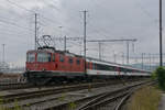 Re 4/4 II 11146 durchfährt den Bahnhof Muttenz.