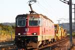 RE 420 233-9 mit Gleisbau-Maschine bei Mattstetten BE  Foto-Datum: 21.07.2022