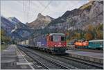 Die SBB Re 6/6 11633 (Re 620 033-1)  Muri  und weit interessanter die grüne Re 4/4 II 11335 sind mit einem Transitzug in Kandersteg in Richtung Norden unterwegs.