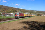 Am 10 November 2022 wurde der Postzug Nr. 50012 von Zürich Mülligen nach Genève Voie Creuse von der Re 4/4  11115 gezogen. Bei dieser Lok erkennt man einen Scherenpantograph. Sie ist eine von fünf Re 4/4  der 1. Serie Bo'Bo',  die im Dienste von SBB Cargo ist. Dieses Bild wurde in Cressier NE aufgenommen.