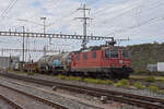 Re 420 279-2 durchfährt am 03.10.2022 den Bahnhof Pratteln.