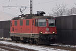 Re 420 319-6 durchfährt am 12.12.2022 solo den Bahnhof Gelterkinden.