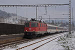 Re 4/4 II 11181 durchfährt am 12.12.2022 den Bahnhof Gelterkinden.