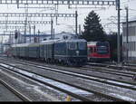 asm Oberaargau und DSF  - Be 4/8 113 neben Re 4/4 11173 im Bahnhofsareal von Oensingen am 18.12.25022