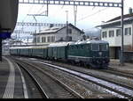 DSF - Re 4/4 11173 mit Extrazug im Bahnhofsareal Oensingen am 18.12.2022