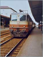 Die SBB Re 4/4 II 11249 in TEE Farben mit ihrem Schnellzug 526 in Richtung Biel/Bienne beim Halt in Aarau. 

Analogbild vom Oktober 1984