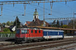 Gefängniszug mit der Re 420 198-4 und dem St 50 85 89-33 900-3 durchfährt am 27.10.2022 den Bahnhof Rupperswil.