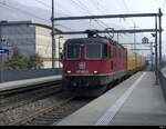 SBB - 420 342 mit Postwagen bei der durchfahrt in der Haltestelle Biel-Bözingenfeld am 2023.03.04