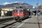 Schweizer Wertarbeit - seit über 50 Jahren ist die 420 254 der SBB auf schweizer Gleisen unterwegs. Im Rahmen eines Automatisierungsprojektes wurde sie mit einer automatischen Kupplung ausgerüstet. Hier durchfährt sie den Bahnhof Bellinzona Richtung Süden nach Giubiasco. Ein Gruß geht an den freundlichen Lokführer!
Bellinzona, Mittwoch, 15. März 2023 