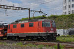 Re 420 250-3 durchfährt am 17.05.2023 den Bahnhof Pratteln.