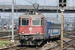 Die SBB Re 4/4 11301 mit einem Euronight am 18.5.23 bei der Einfahrt in Zürich.