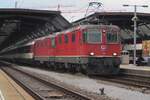 SBB 11116 steht mit ein Schwesterlok und ein IC nach Singen (Hohentwiel) am 19 Mai 2023 abfahrtbereit in Zürich HB.