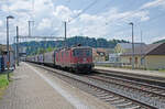 Samstag den 10.06.2023 um 14:40 Uhr in Wynigen. Auf Gleis 2 fährt soeben der Nahgüterzug 50613 welcher an Samstagen und Sonntagen ab Schönbühl SBB nach dem Rangierbahnhof Limmattal (RBL) verkehrt durch den Bahnhof Wynigen (heute nur noch Haltepunkt). Als Zuglok dient heute die Re 4/4 II 11255 (Re 420 255-2). Die ganze Fahrzeugnummer lautet: 91 85 4420 255-2 CH-SBBC. Koordinaten GMS (Grad, Minuten, Sekunden): N 47° 6’ 19.5’’ O 7° 39’ 49.9’’