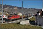 Blick in die Gegenrichtung mit der SBB Re 4/4 II 11285 (Re 420 285-9) mit einem Güterzug auf der Fahrt in Richtung Lausanne (und einem IR90 am linken Bildrand.) bei der Durchfahrt in Cully.