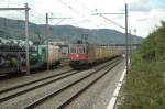 Die Re 4/4 II 11258 kreuzt am 31.8.07 mit ihrem Postzug einen Gterzug der von der BB 437059 gezogen wird beim RBL in Spreitenbach.