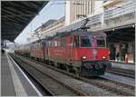 Zwei SBB Re 4/4 II mit der Re 420 345-1 an der Spitze warten in Lausanne auf die Weiterfahrt.