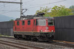 Re 420 332-9 durchfährt am 23.05.2023 solo den Bahnhof Gelterkinden.