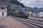 Ohne Halt durchfährt Re 4/4 II 11333 mit einem Eurocity Geneve - Milano den Bahnhof von Saint Maurice.