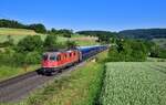 Re 420 300 mit einem NJ am 07.06.2023 bei Hornussen.