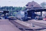 Es war der 5. Juni 1987, als sich die Re 4/4 II 11245 in klassischem SBB-Grün mit einem IC St. Gallen - Geneve in Palezieux fotogen die Kurve durchfuhr. Hinter der Lok läuft ein Einheitswagen II als Verstärker vor der IC-Garnitur, gebildet aus den damals  brandneuen  EW IV.
Palezieux, 5.6.1987; Canon AE-1, Canoscan, Gimp