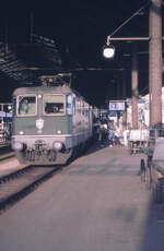 Die  klassisch grüne  Re 4/4 II 11273 legt in Lausanne eine kurze Pause ein, bevor es weiter geht Richtung Lac Neuchatel/Neuenburger See.