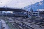 Ein typischer schweizer Schnellzug der späten 1980er Jahre: Mit einem langen Schnellzug aus Brig trifft die Re 4/4 II 11271 in Sion im Rhonetal ein.