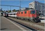 Die SBB Re 4/4 II 11130 ist mit ihrem IC von Zürich nach Stuttgart in Schaffhausen eingetroffen und fährt nun nach Singen weiter.