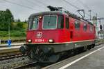 Die Re 420 339 der SBB am 28.8.23 bei der Duechfahrt im Bahnhof Schmitten.