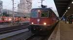 SBB Re 4/4 11303 mit einem Zug am 16.9.23 in Basel SBB 