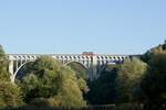 Eine unbekannte Re 420 unterwegs Richtung Fribourg am 26.9.23 auf dem Grandfey-Viadukt.