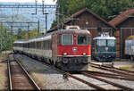 Re 4/4 II 11136 (Re 420 136-4) trifft ihre museale Schwester Re 4/4 II 11173 (Re 420 173-7) im Bahnhof Koblenz (CH). Sie bespannte einen unbekannten Extrazug, der hier einen längeren Halt einlegte. Viele Grüße gehen zurück an den Lokführer!
Tele-Aufnahme am Ende des Hausbahnsteigs.

🧰 SBB | Verein Depot und Schienenfahrzeuge Koblenz (DSF)
🕓 29.7.2023 | 10:05 Uhr