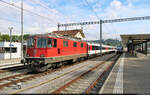 Extrazug mit Re 4/4 II 11136 (Re 420 136-4) bei einem Zwischenhalt auf dem bahnsteiglosen Gleis 2 im Bahnhof Koblenz (CH).